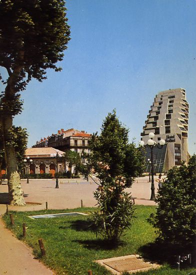 Cartes Postales Pop et  Kitsch des années 50, 70 et 70 - Douceur de vivre : 34000 - MONTPELLIER (Hérault) Le Nouveau Montpellier  Le Triangle dominant la Ville, vu de l'esplanade