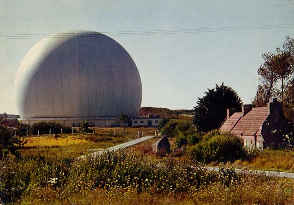 Cartes Postales Pop et  Kitsch des années 50, 70 et 70 - Pop and kitsch vintage postcards from the fifties, the sixties and the seventies : Aspects de la Bretagne traditionnelle et moderne : Vieilles maisons bretonnes près du Radôme de Pleumeur-Bodou