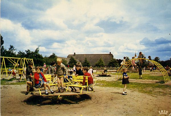 Cartes Postales Pop et  Kitsch des années 50, 70 et 70 - Pop and kitsch vintage postcards from the fifties, the sixties and the seventies : Jeux de plein air