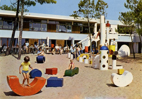 Cartes Postales Pop et  Kitsch des années 50, 70 et 70 - Pop and kitsch vintage postcards from the fifties, the sixties and the seventies : Jeux de plein air
