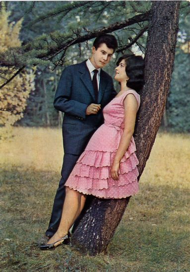 Cartes Postales Pop et  Kitsch des années 50, 70 et 70 - Pop and kitsch vintage postcards from the fifties, the sixties and the seventies : L'amour est dans le pré