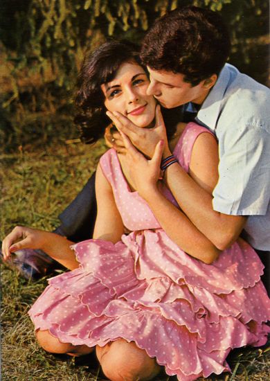 Cartes Postales Pop et  Kitsch des années 50, 70 et 70 - Pop and kitsch vintage postcards from the fifties, the sixties and the seventies : L'amour est dans le pré