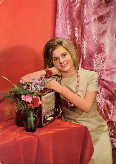Cartes Postales Pop et Kitsch des années 50, 70 et 70 - Pop and kitsch vintage postcards from the fifties, the sixties and the seventies : Madame à la maison
