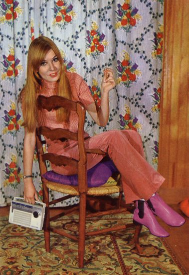 Cartes Postales Pop et Kitsch des années 50, 70 et 70 - Pop and kitsch vintage postcards from the fifties, the sixties and the seventies : Madame à la maison