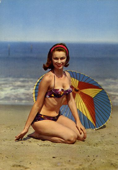 Cartes Postales Pop et  Kitsch des années 50, 70 et 70 - Pop and kitsch vintage postcards from the fifties, the sixties and the seventies : Tous à la plage
