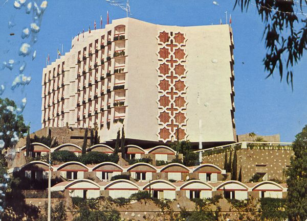 Cartes Postales Pop et Kitsch des années 50, 70 et 70 - Pop and kitsch vintage postcards from the fifties, the sixties and the seventies : Quelques étapes chaleureuses - ATLAS HOTEL AGADIR ****A AGADIR (MAROC) Une étape privilégiée de votre périple à travers le Maroc