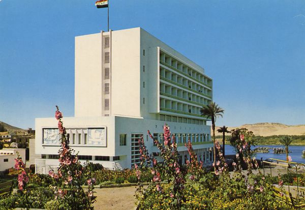 Cartes Postales Pop et Kitsch des années 50, 70 et 70 - Pop and kitsch vintage postcards from the fifties, the sixties and the seventies : Quelques étapes chaleureuses - ASSOUAN : Le nouvel Hôtel Cataracte
