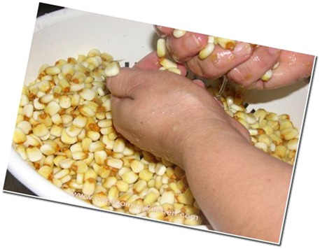 Enjuagando el maiz nixtamalizado