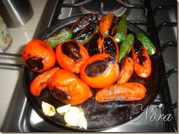 Asa los tomates y chiles, y el ajo Asa los tomates y chiles, y el ajo