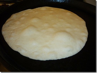Echa la tortilla al comal caliente a fuego medio 19