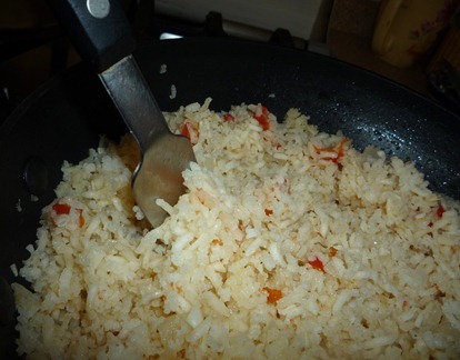 ESPONJA EL ARROZ CON UN TENEDOR ESPONJA EL ARROZ CON UN TENEDOR