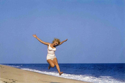 [beautiful marilyn beach jump[5].jpg]