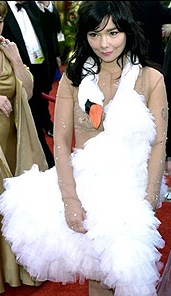 [_42597075_bjork_swan_ap1[5].jpg]