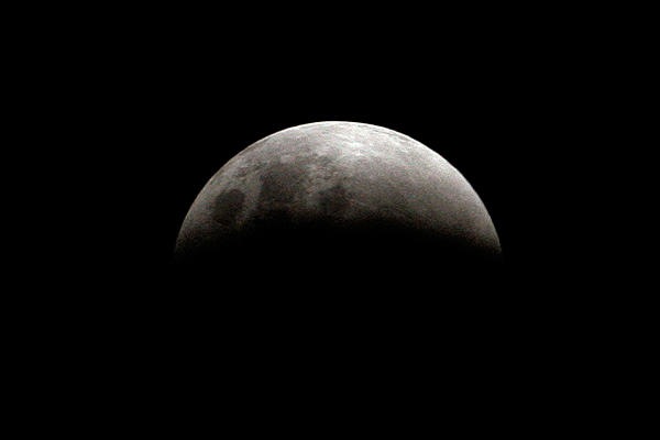 [0624-partial-lunar-eclipse_full_600[4].jpg]