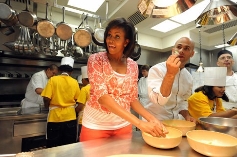 [alg_obama_kitchen_students[4].jpg]