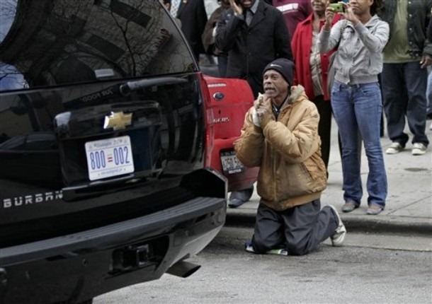 [man begging to obama[4].jpg]