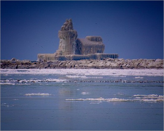 lighthouse-covered-in-ice-palace-cleveland-lake-erie-dark450