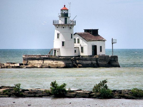 [lighthouse-covered-in-ice-palace-cleveland-lake-erie-dark453[3].jpg]