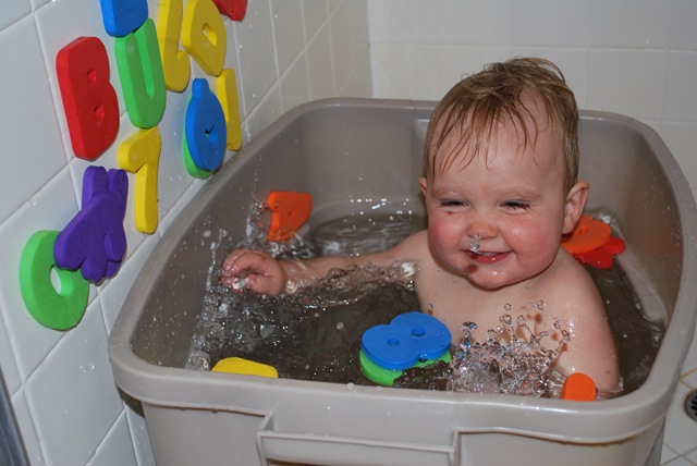 [2009-04-27 Myron in tub with ABC 007[3].jpg]