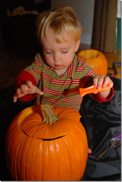 2009-10-30 Myron Pumpkin Carving 013