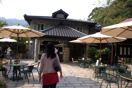 果然一轉進來，就有柳暗花明又一村的感覺，這是主要建築「花岩餐廳」，但我想多數人會立刻被旁邊的景觀吸引而忽略了餐廳的建築