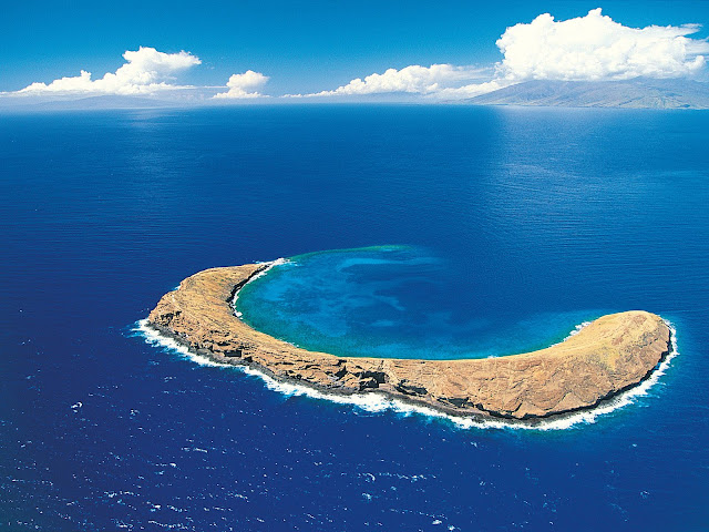 Molokini%20Crater%2C%20Maui%2C%20Hawaiian%20Islands
