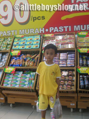 Kids go shopping Kids learn to shop at a hypermarket