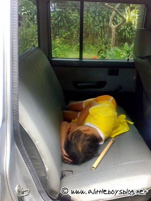 Kid fall asleep in the car