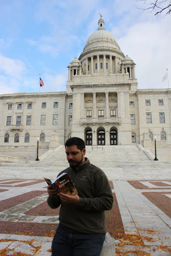 Consultando o guia na frente do Capitólio de Providence (Rhode Island - EUA)