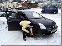 Paul Daniels digs the Renault Vel Satis out of a slight slope it got stuck in.