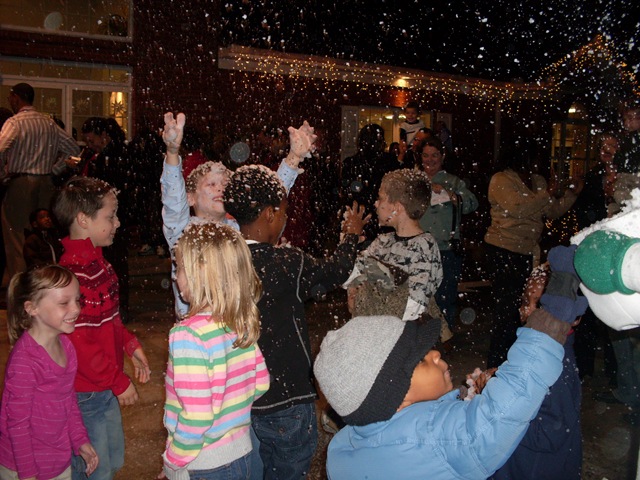 [Children Playing in the Snow3[3].jpg]