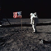 [Aldrin pone bandera EEUU en superficie lunar[6].jpg]
