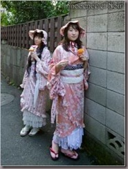 Wa Lolita É nostalgicamente lindo as roupas misturas de Lolita com acessorios e roupas tipicas japonesas