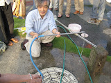 水撃ポンプの説明をする橋爪氏