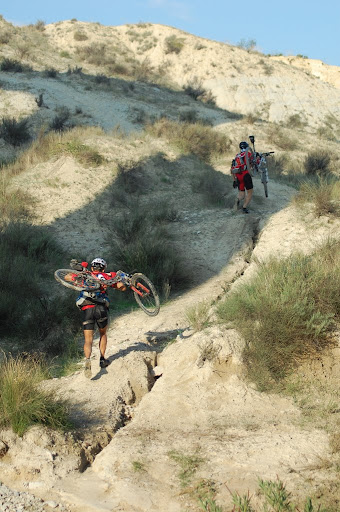 Charlie Arribas y Galvez subiendo con la bici