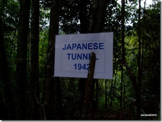 Japanese_trench_and_tunnel_1942_Gunung_Jagoi_6