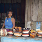 Ind&iacute;gena waunan vendiendo artesan&iacute;as