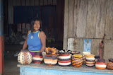 Ind&iacute;gena waunan vendiendo artesan&iacute;as