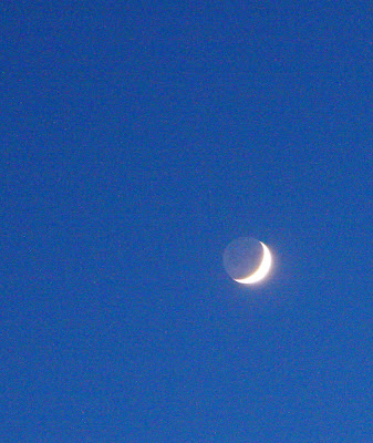 Luna peste oras