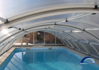 abri piscine : vue sous l'abri de piscine klasik andel