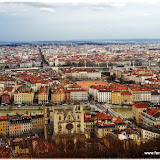 Depuis Fourvière, une vue de Lyon. Nous distinguons la cathédrale Saint-Jean au premier plan et la place bellecour au centre.