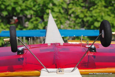 Dessous de l'aile du Rubin, petit avion de voltige
