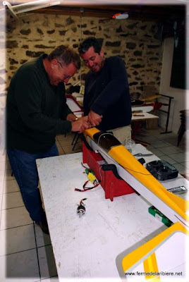 Installation du moteur électrique cyclon 45 sur le calmato 40 de Fabrice.www.stage-modelisme.net
