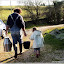 Eric part traire avec une enfant lors d'un accueil de famille à la ferme.