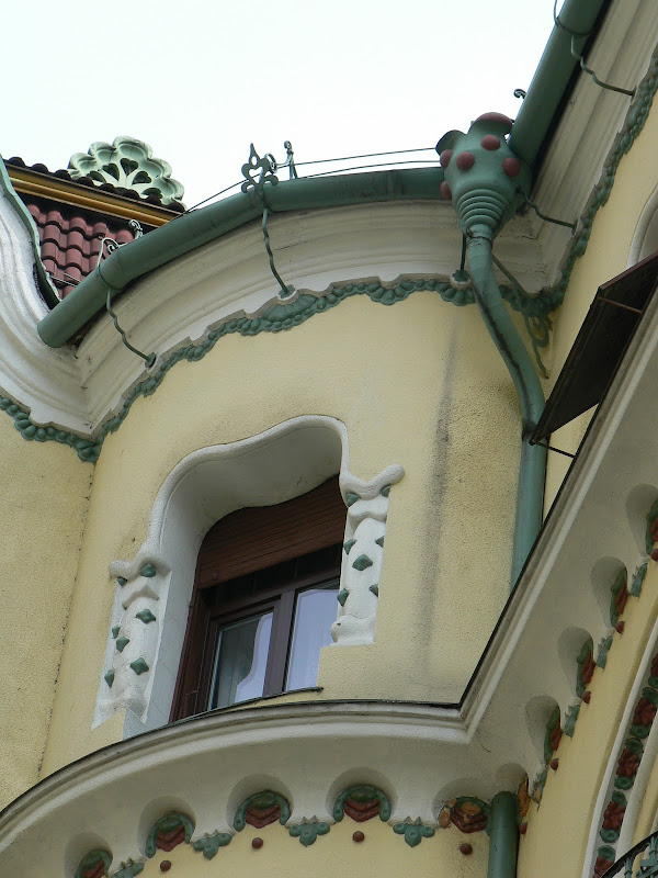 Oradea%2C%20Palatul%20Vulturului%20Negru Ferestrele