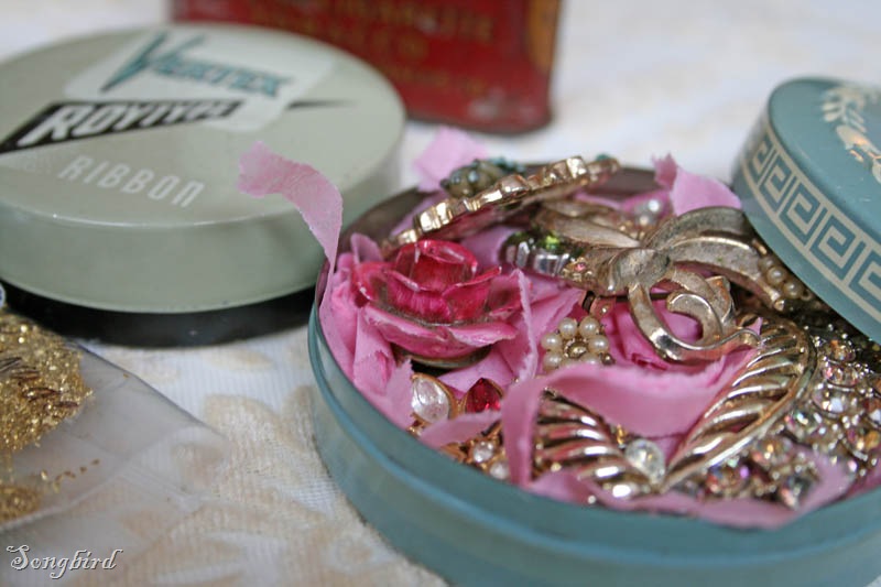 [Tin vintage jewelry[2].jpg]