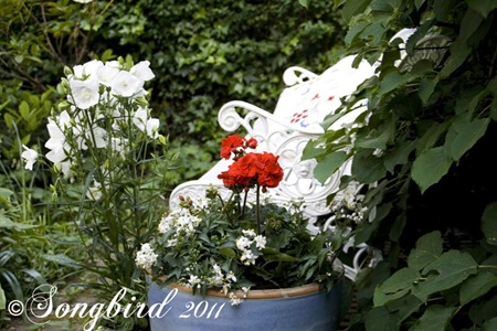 [White-Garden-Bench-32.jpg]