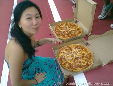 Si Min pointing to pizza!