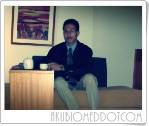 Akubiomed berpakaian formal