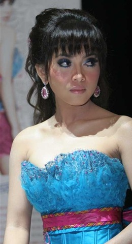 [Syahrini35.jpg]